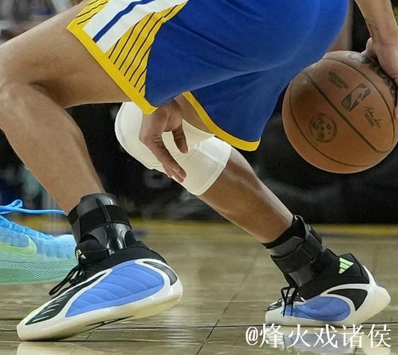 库里对阵森林狼赛前换鞋，从加内特战靴改穿罗伊专属款