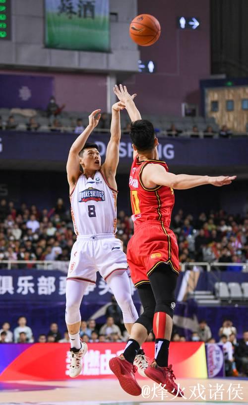 王岚嵚23分5助攻莫兰德14分21板 辽宁力克江苏豪取三连胜